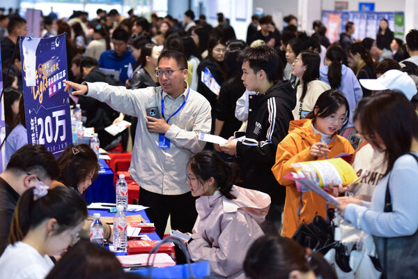 1270万毕业生涌入就业市场，AI正在抢走他们的第一份工作