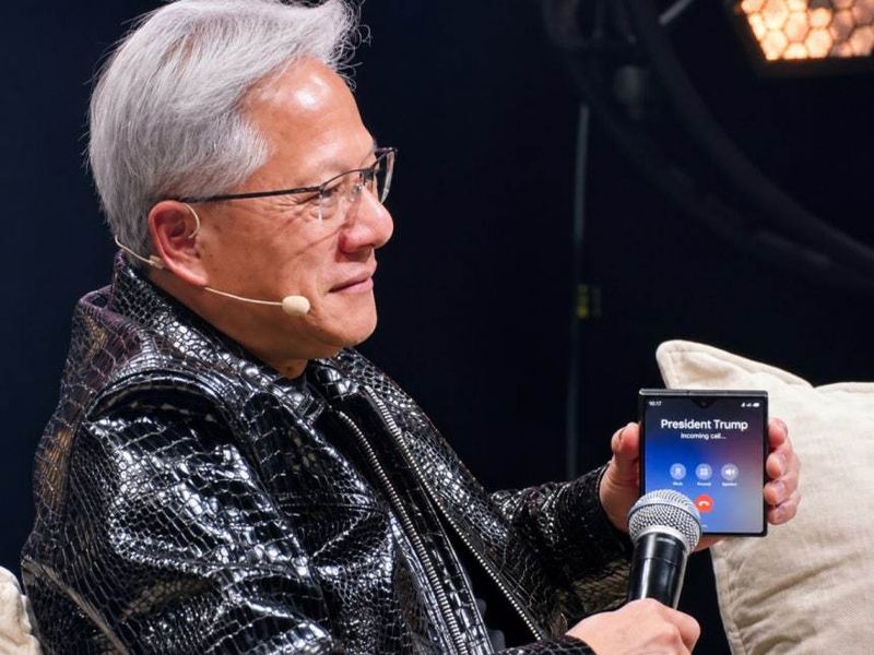 特朗普现场致电黄仁勋：AI恐慌是骗局，数据中心让美国致富